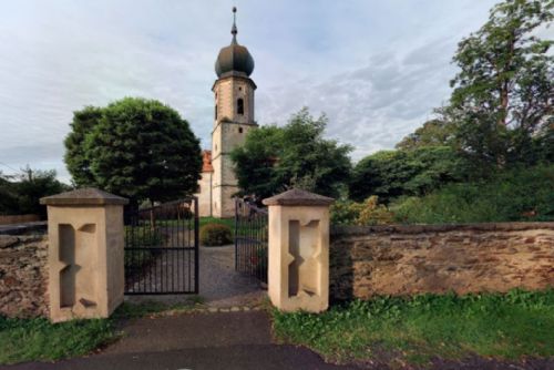 obrázek:Dřenice: Kostel včetně památníku letcům 1. světové války je na prodej