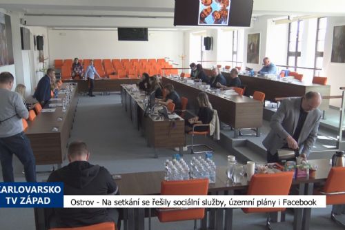 Foto: Ostrov: Na setkání se řešily sociální služby, územní plány i Facebook (TV Západ)