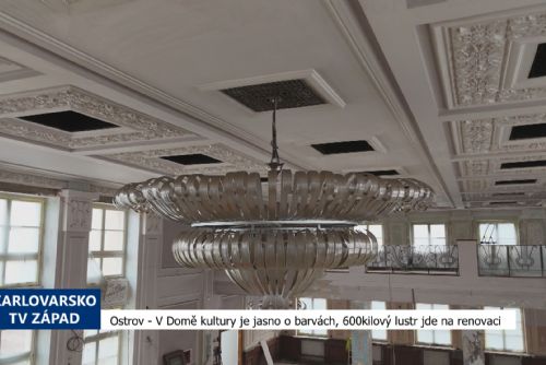 Foto: Ostrov: V Domě kultury je jasno o barvách, 600kilový lustr jde na renovaci (TV Západ)