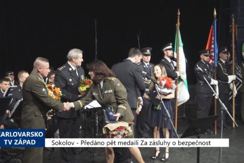 Foto: Sokolov: Předáno pět medailí Za zásluhy o bezpečnost (TV Západ)