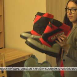Sokolov: Studenti předali oblečení a hračky klientům Azylového domu (TV Západ)
