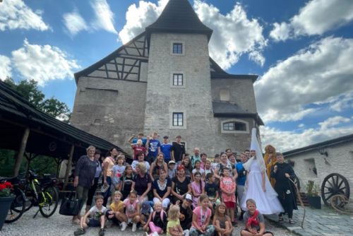 Foto: Hrad Vildštejn se srdcem na dlani otvírá své brány pomoci. Pomáhá a chce pomáhat nemocným dětem i ohroženým rodinám