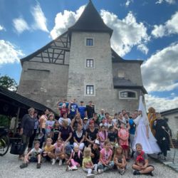 Hrad Vildštejn se srdcem na dlani otvírá své brány pomoci. Pomáhá a chce pomáhat nemocným dětem i ohroženým rodinám