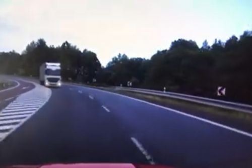 Andělská Hora: Hasiči jeli k nehodě. Přitom se museli vyhýbat kamionu v protisměru