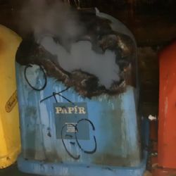 Aš: Chlapec zapálil kontejner pyrotechnikou