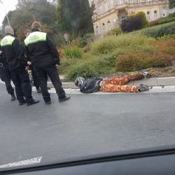 Aš: Motorkáře nezastavily varovné výstřely, ale obrubník