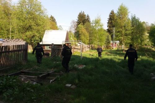 Obrázek - Aš: Policisté v rámci akce Úklid - Bezpečná lokalita zkontrolovali přes šedesát osob