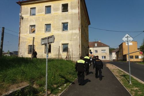 Obrázek - Aš: Policisté v rámci akce Úklid - Bezpečná lokalita zkontrolovali přes šedesát osob