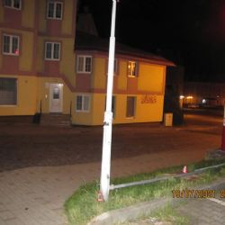 Aš: Vozidlo se samovolně rozjelo a narazilo do značky