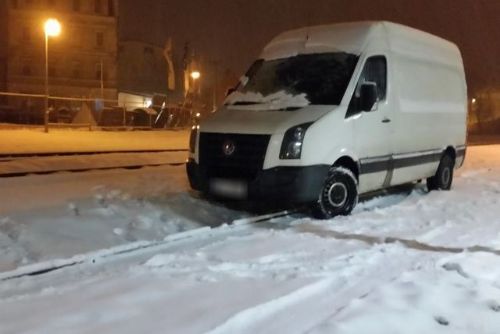 Aš: Zaparkoval na kolejích. Nadýchal přes dvě promile