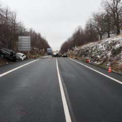 Bochov: Přejel do protisměru a střetl se s protijedoucím vozidlem