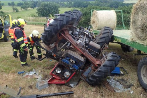 Budov: Na poli se převrátil traktor. Řidič nepřežil