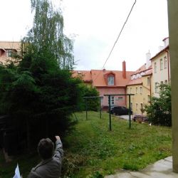 Cheb: Dnes byly zahájeny stavební práce na vnitrobloku Růžový kopeček