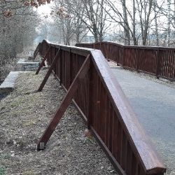 Cheb: Dřevěná lávka na cyklostezce do Waldsassenu prošla opravou