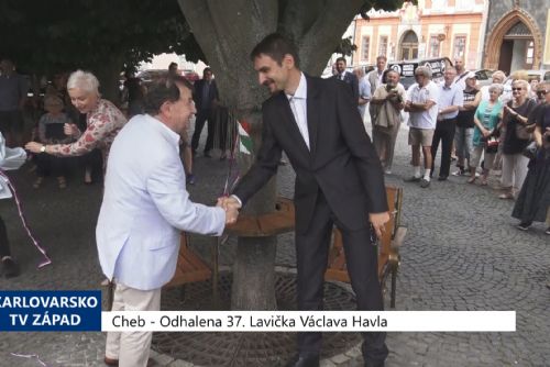 Foto: Cheb: Odhalena 37. Lavička Václav Havla (TV Západ)