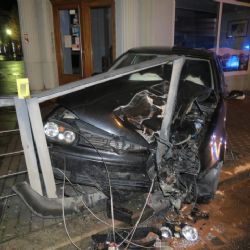 Cheb: S vozidlem narazil do zábradlí. Z místa nehody utekl