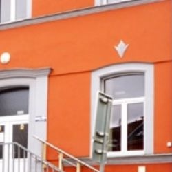 Cheb: Starší ženě se udělalo nevolno. Pomohli jí strážníci