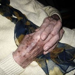 Cheb: Stěhování klientů z Dragounské do Domova seniorů Skalka