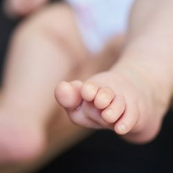 Cheb: Strážníci pomohli ženě odrodit chlapečka