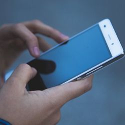 Cheb: Vykopl dveře do bytu své přítelkyně. Odcizil jí telefon