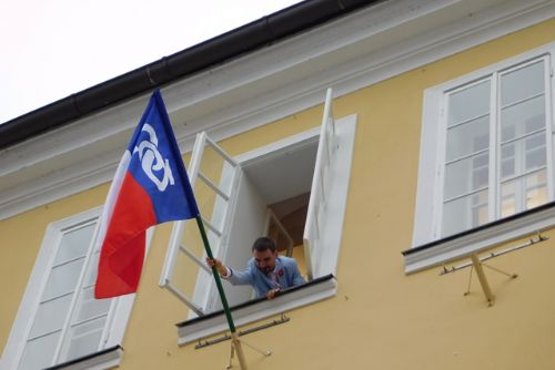 Foto: Cheb: Z okna radnice dnes poprvé vlaje sokolská vlajka