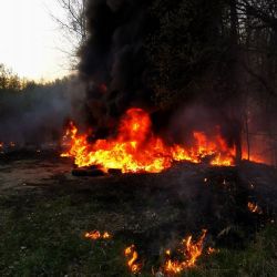 Habartov: Hasiči likvidovali požár černé skládky plné pneumatik