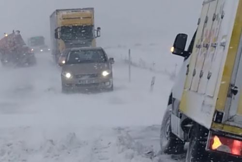 Foto: Horní Kramolín: V závějích sněhu uvízlo 16 vozidel a 2 kamiony