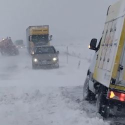 Horní Kramolín: V závějích sněhu uvízlo 16 vozidel a 2 kamiony