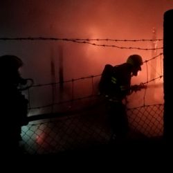 Horní Slavkov: Požár zahradní chatky. Jeden mrtvý, dva zranění