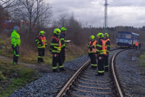 Foto: Hroznětín: Střet vlaku s nákladním vozidlem 