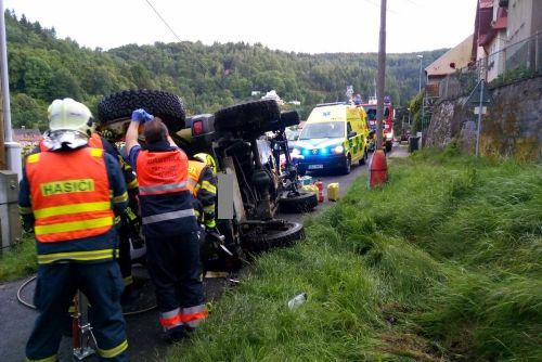 Jáchymov: Hasiči vyprošťovali zraněného řidiče z převráceného auta