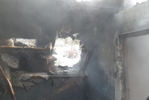 Obrázek - Jakubov: Požár rodinného domu. Majitele do nemocnice transportoval vrtulník