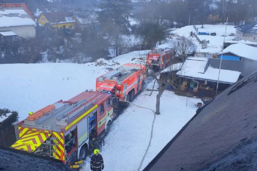 Obrázek - Jakubov: Požár rodinného domu. Majitele do nemocnice transportoval vrtulník