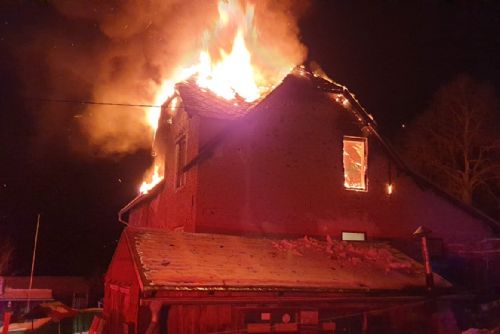 Obrázek - Jakubov: Požár rodinného domu. Majitele do nemocnice transportoval vrtulník