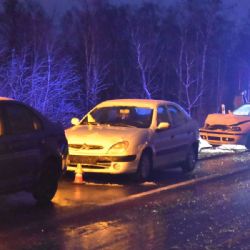 Karlovarsko: Na šestce se dnes ráno srazilo sedm osobních vozidel