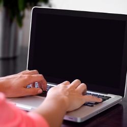 Karlovarsko: Nabízením vstupenek na internetu si přišla téměř na 100 tisíc