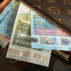 Karlovarsko, Německo: Vnikl do domu a odcizil přes 750 Euro