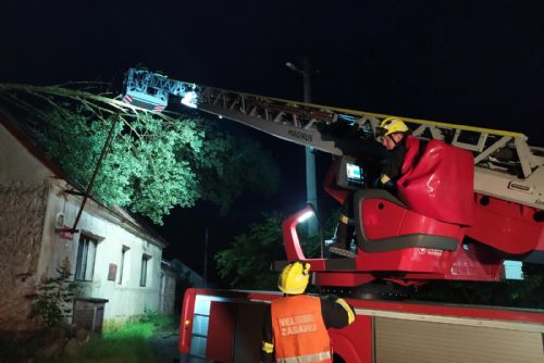 Foto: Karlovarsko: Padající stromy jen těsně minuly zasahující hasiče a jejich techniku
