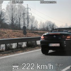 Karlovarsko: Řidič kolem policistů projel rychlostí 222 km/h