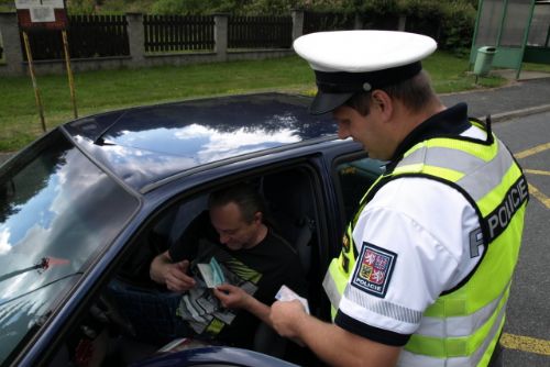 Obrázek - Karlovarský kraj: Řidiči při policejní akci - Řídím, piju nealko pivo, obstáli