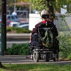Karlovarský kraj vyhlásil veřejnou sbírku na pomoc imobilnímu občanovi