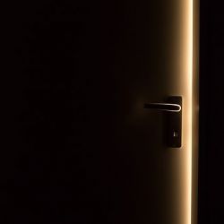 Karlovarský kraj: Vylákal 20 tisíc korun na dodávku dveří