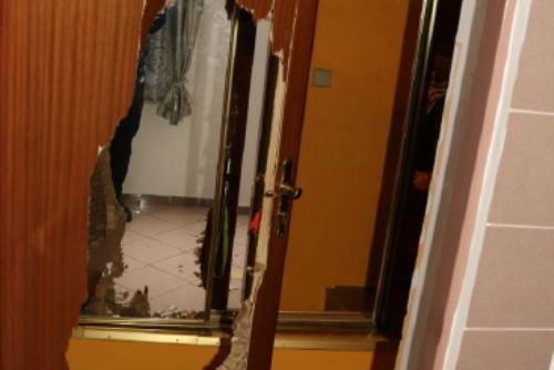 Obrázek - Karlovy Vary: Agresor napadl muže pěstí. Vztek si vybil i na dveřích