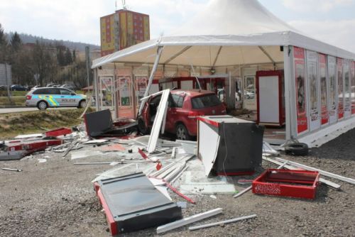 Obrázek - Karlovy Vary: Chtěl si vzít život. S vozidlem najel do stanu