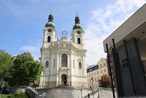 Obrázek - Karlovy Vary: K chrámu sv. Máří Magdalény se vrátila historická dlažba