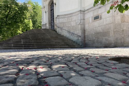 Obrázek - Karlovy Vary: K chrámu sv. Máří Magdalény se vrátila historická dlažba