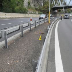 Karlovy Vary: Motorkář nepřizpůsobil rychlost. Narazil do svodidel