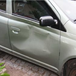 Karlovy Vary: Opakovaně kopnul do dveří auta