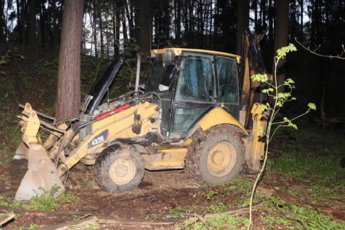 Obrázek - Karlovy Vary: S odcizeným bagrem zapadl v podmáčeném terénu