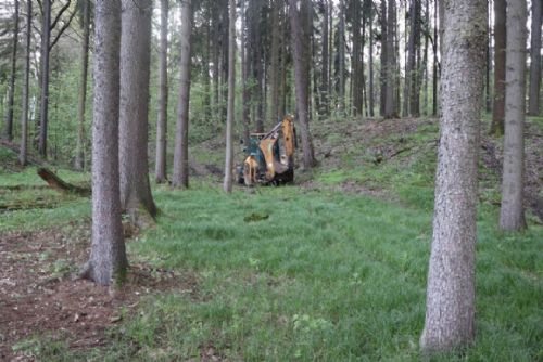 Obrázek - Karlovy Vary: S odcizeným bagrem zapadl v podmáčeném terénu